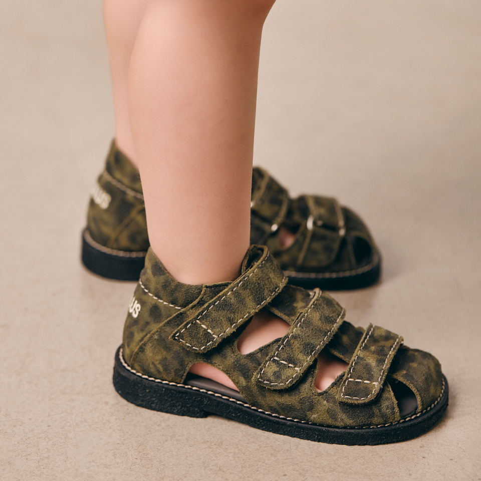 Sandal with stitching details and triple velcro