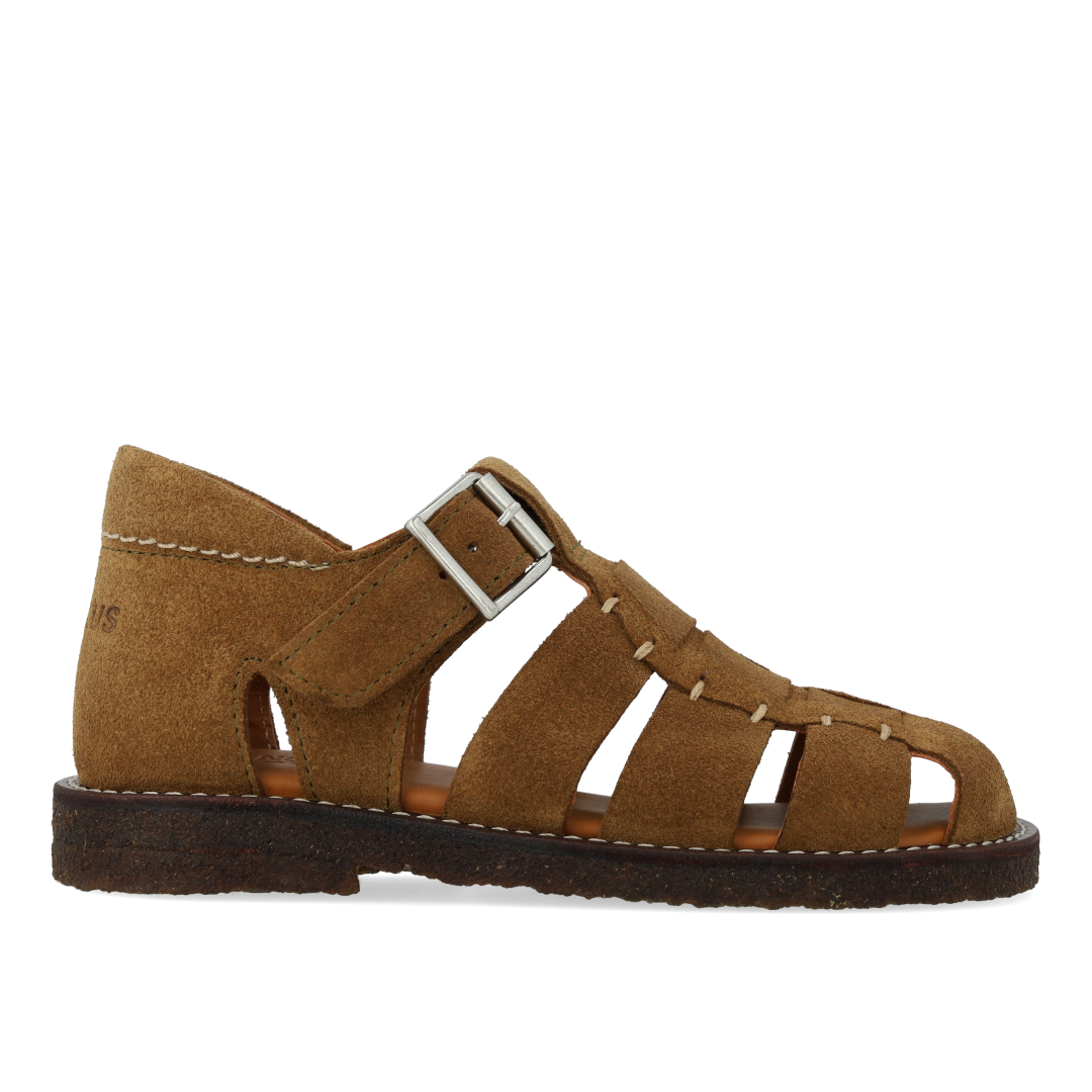 Fisherman sandal with closed toe and topstitch detail