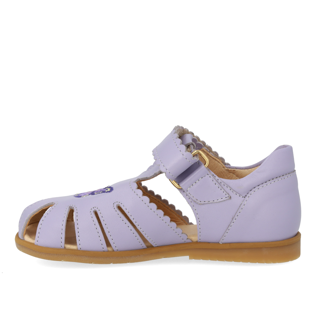 Closed-toe sandal with butterfly