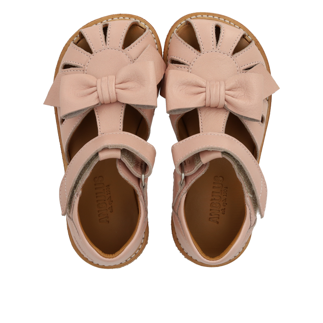 Closed-toe sandal with bow