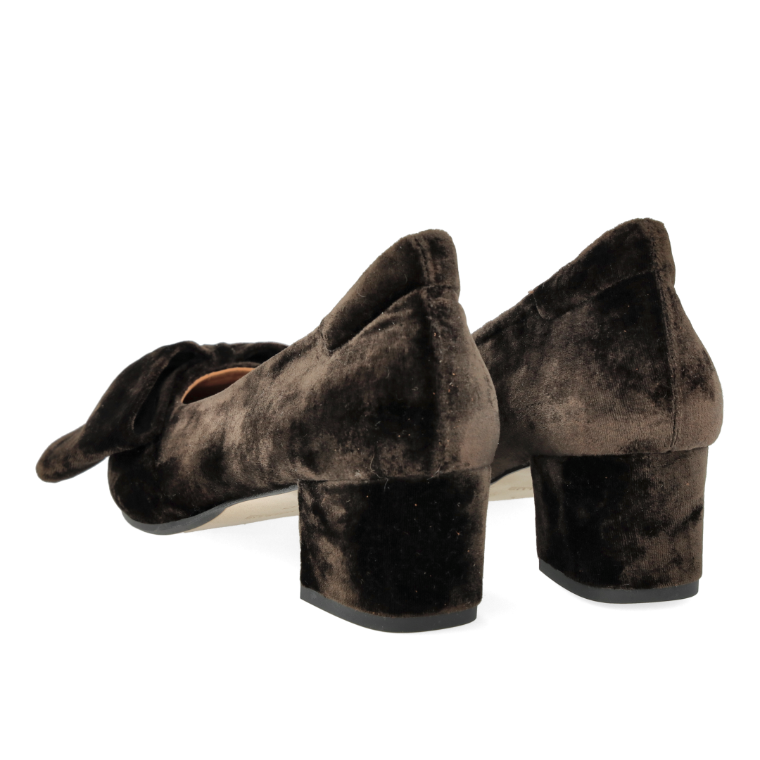 Bow pump in soft velour