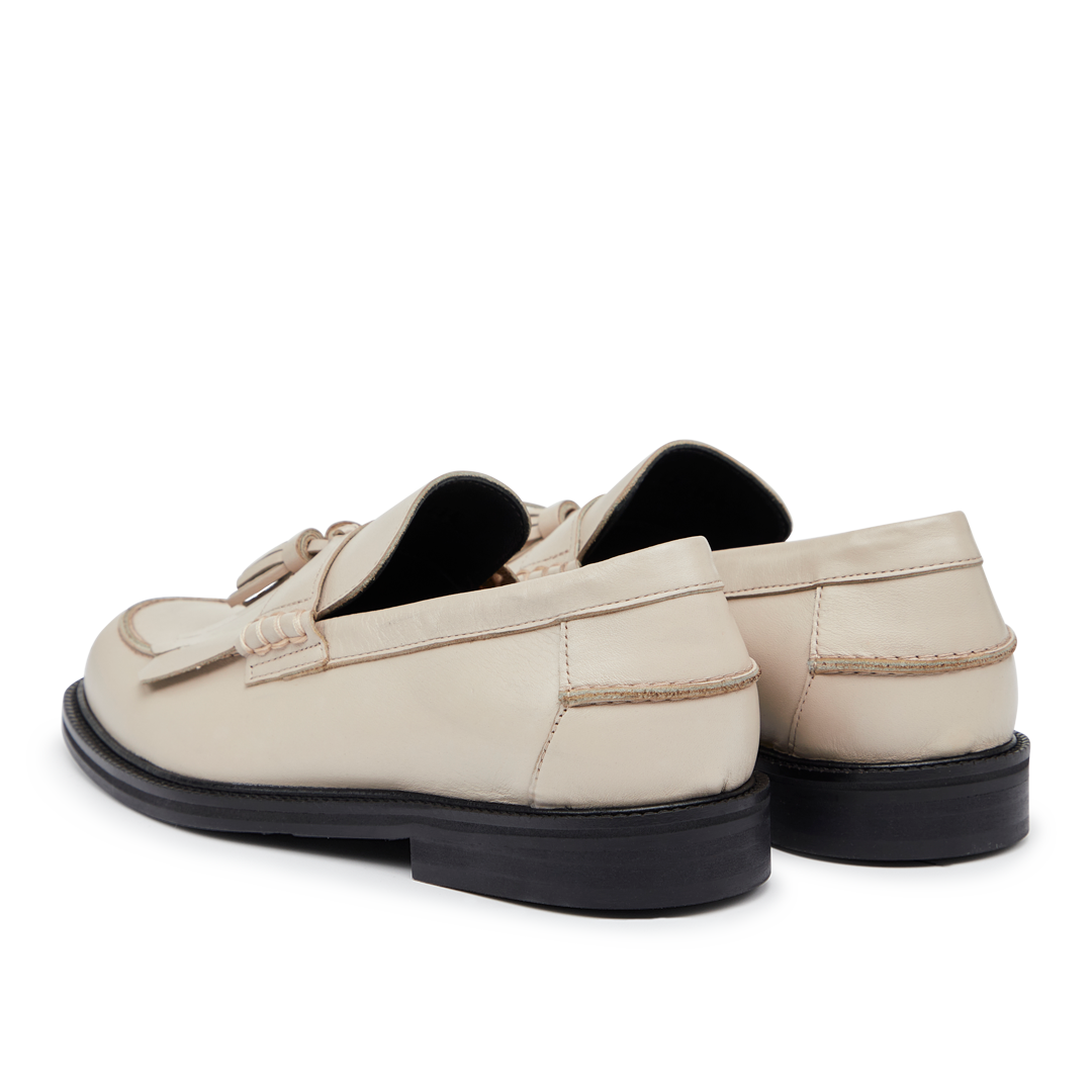 Loafer with tassels