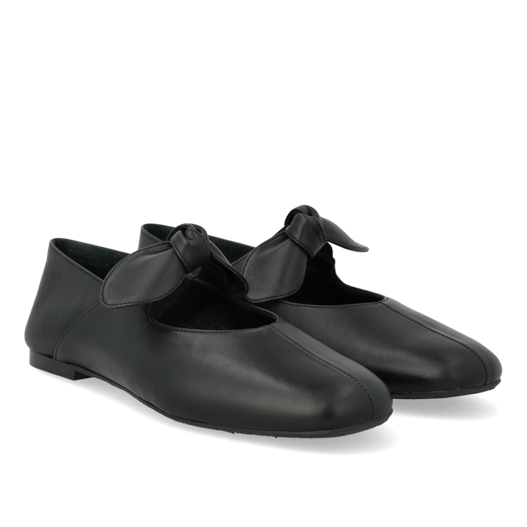 ballerina with decorative elastic bow detail
