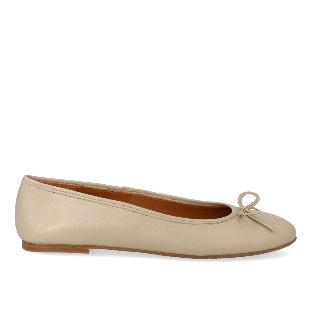 Classic ballerina with bow detail