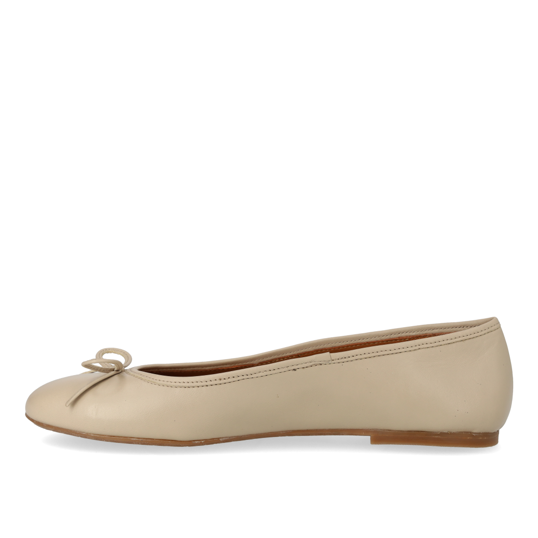 Classic ballerina with bow detail