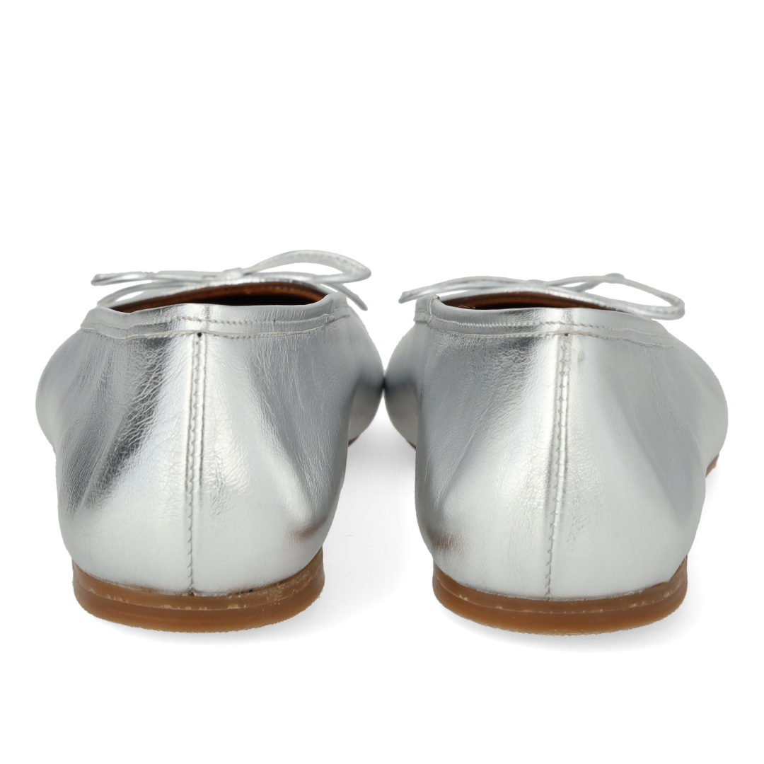 Classic ballerina with bow detail