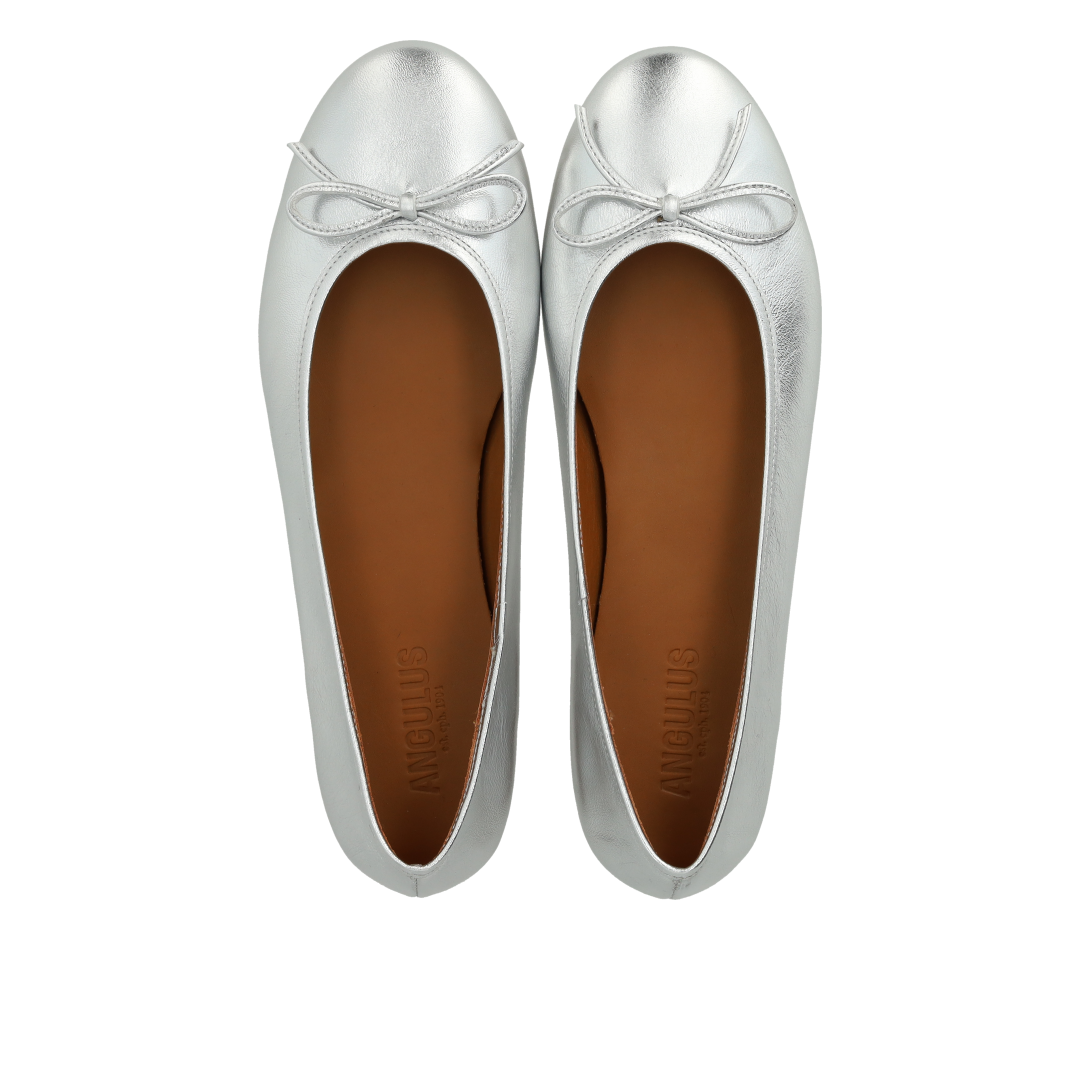 Classic ballerina with bow detail