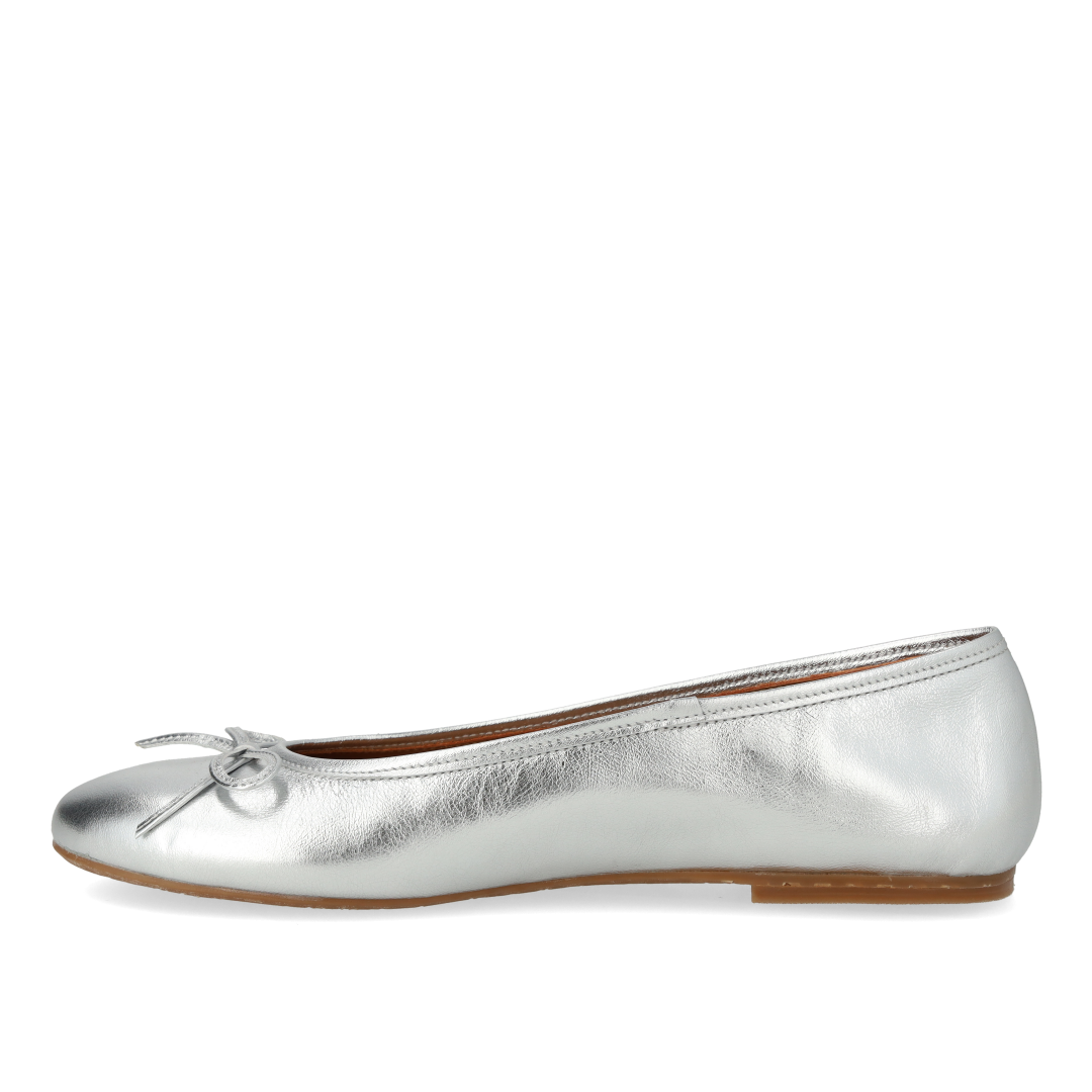 Classic ballerina with bow detail