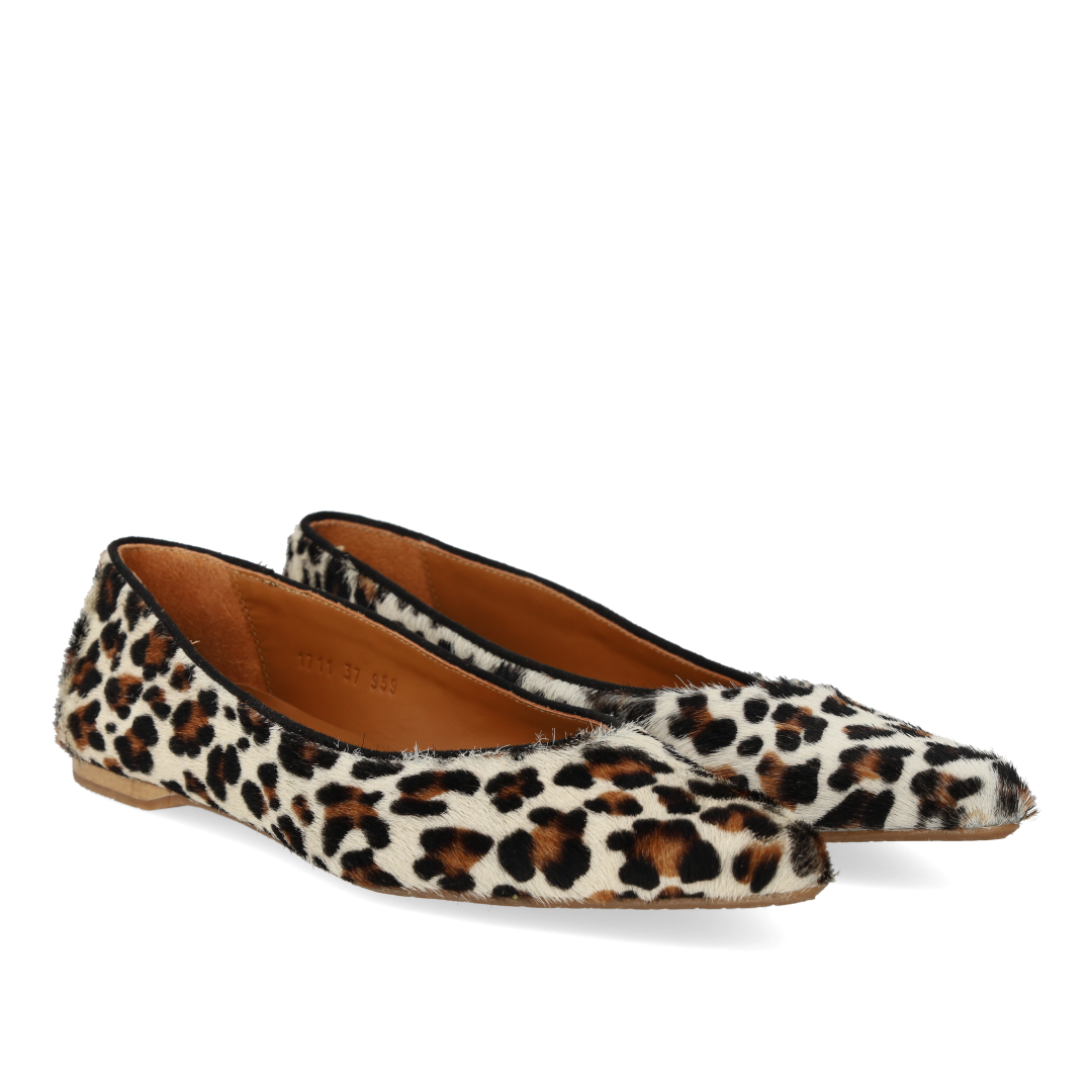 Pointed ballerina in leopard-print pony hair