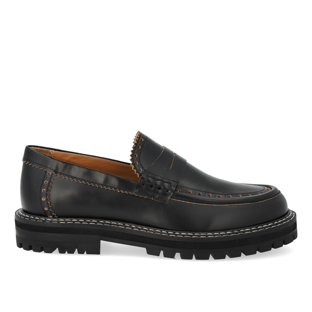 Loafer with decorative brogue perforations