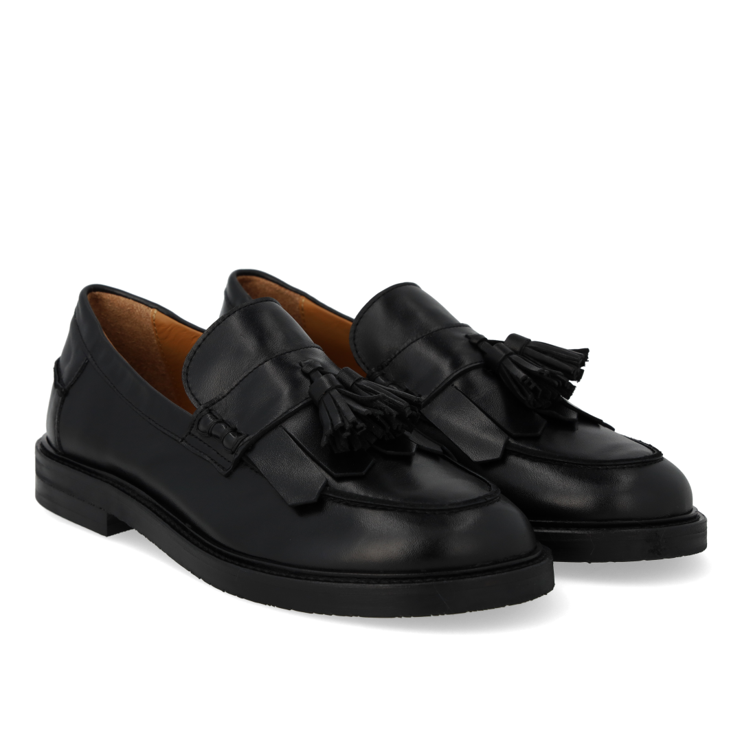 Wide loafer with fringes and tassel detail