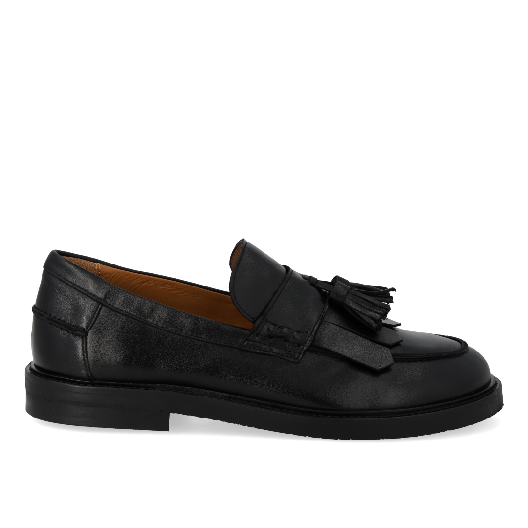 Wide loafer with fringes and tassel detail