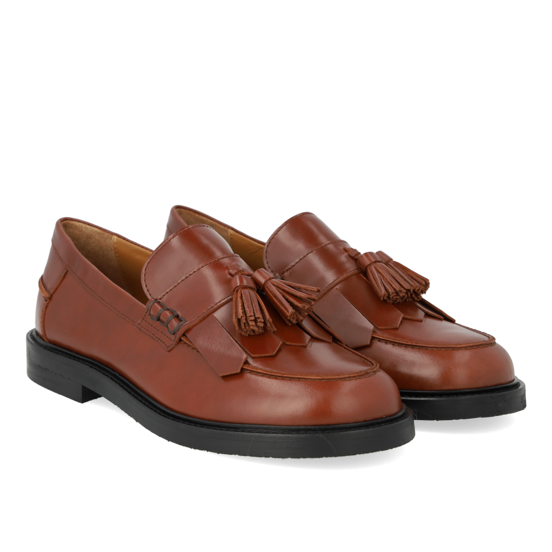 Wide loafer with fringes and tassel detail