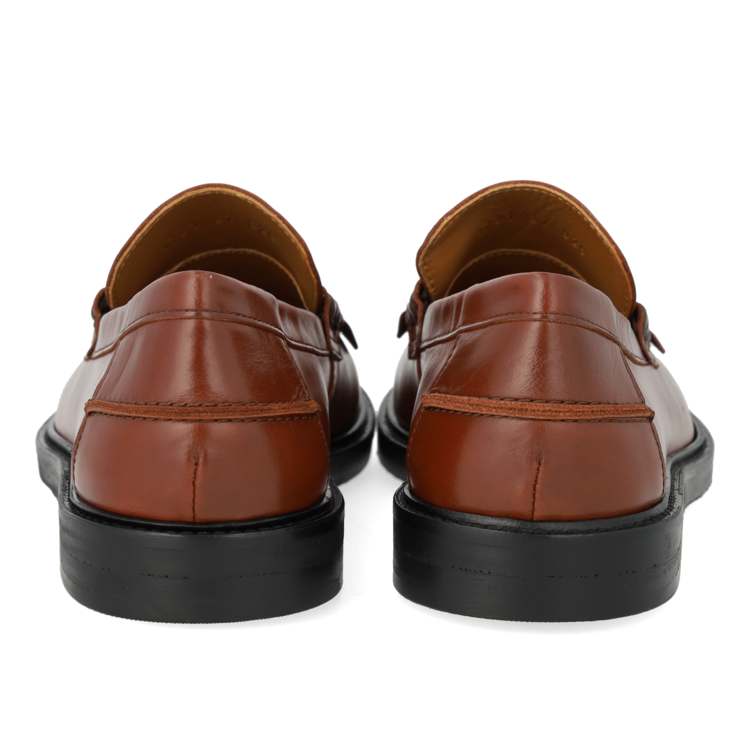Wide loafer with fringes and tassel detail