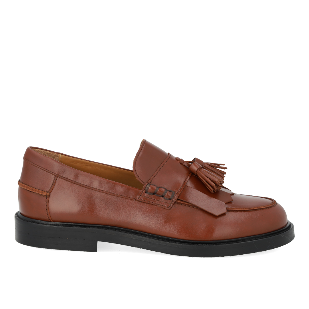 Wide loafer with fringes and tassel detail