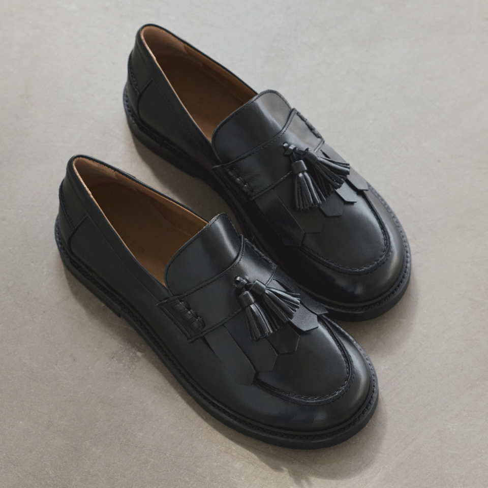 Wide loafer with fringes and tassel detail