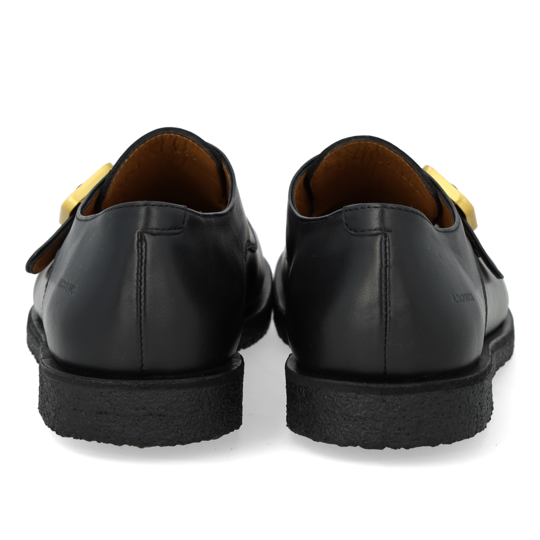 Shoes with buckle