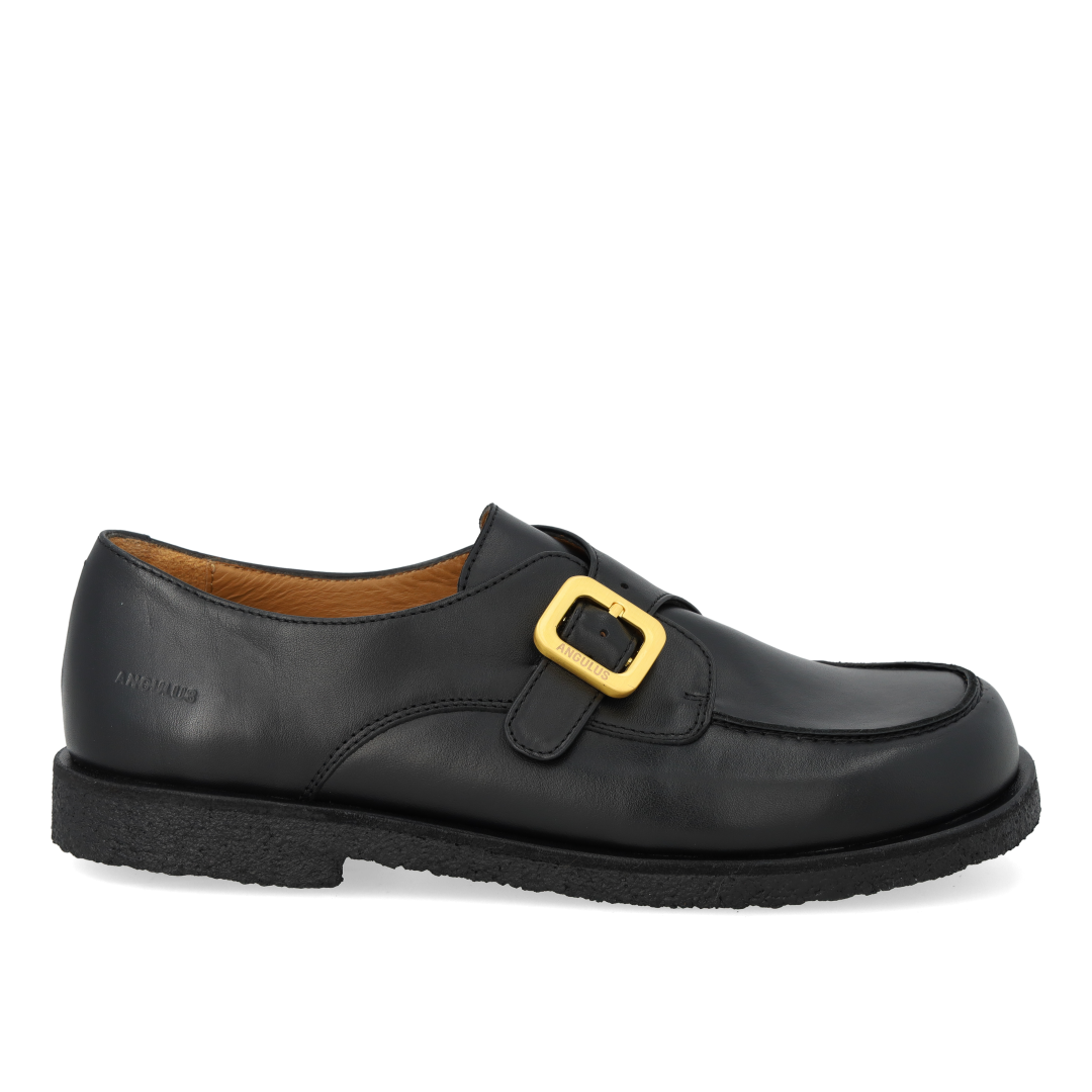 Shoes with buckle