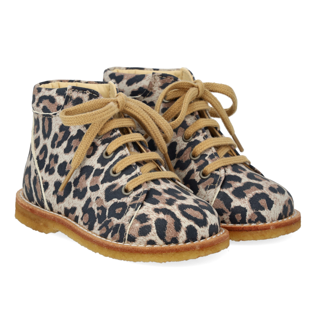 Classic lace-up shoe