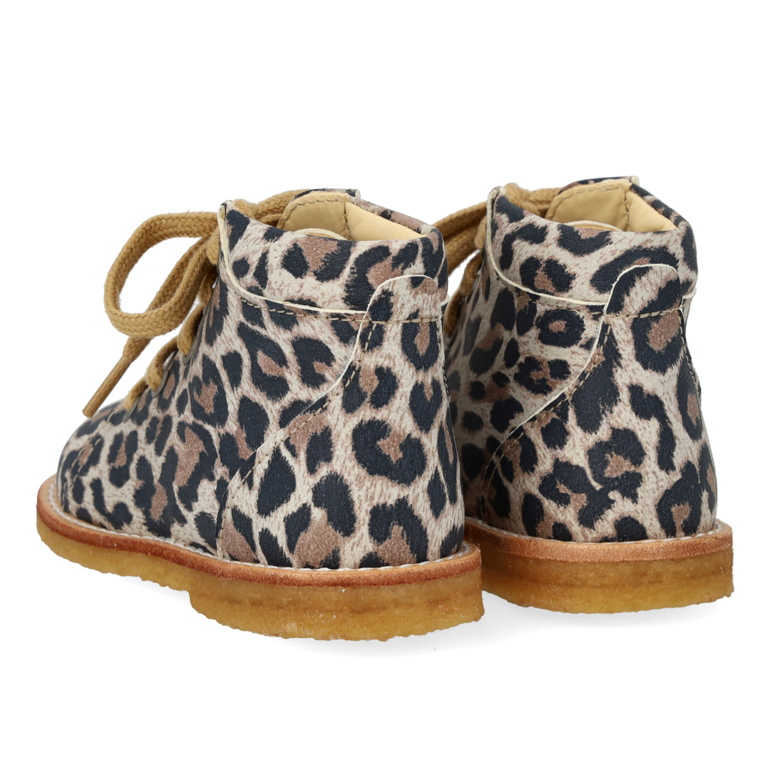 Classic lace-up shoe