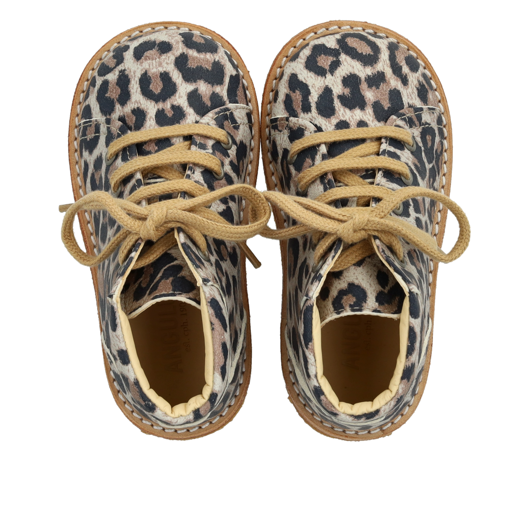 Classic lace-up shoe