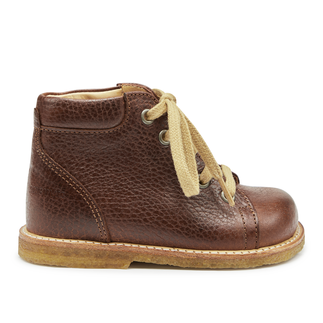 Classic lace-up shoe