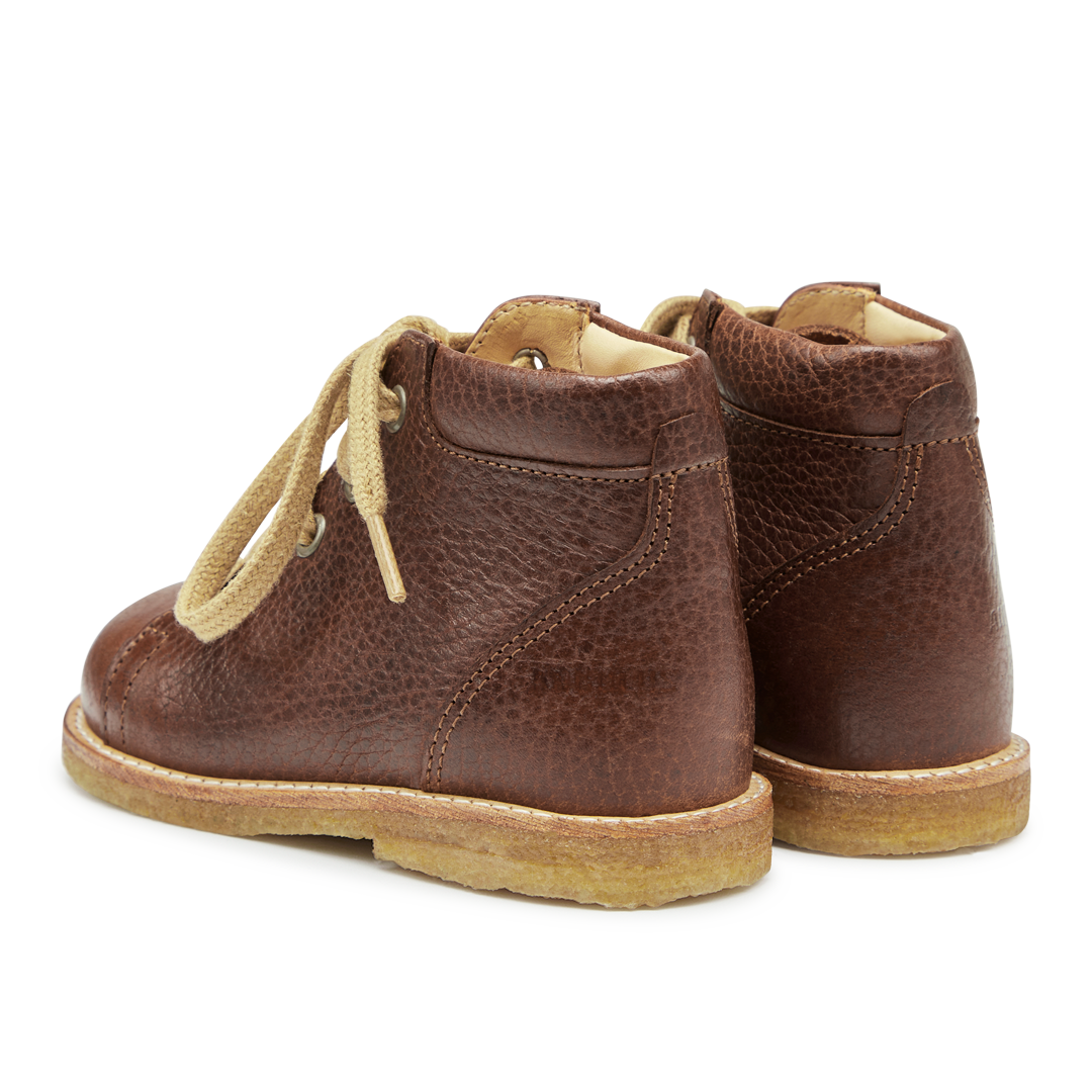 Classic lace-up shoe