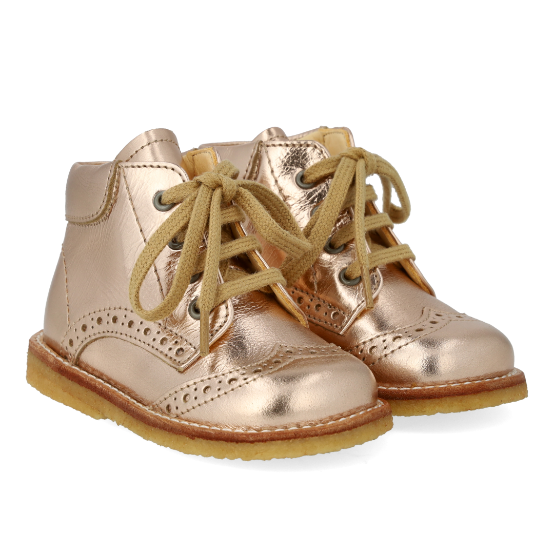 Classic lace-up shoe with brogue details
