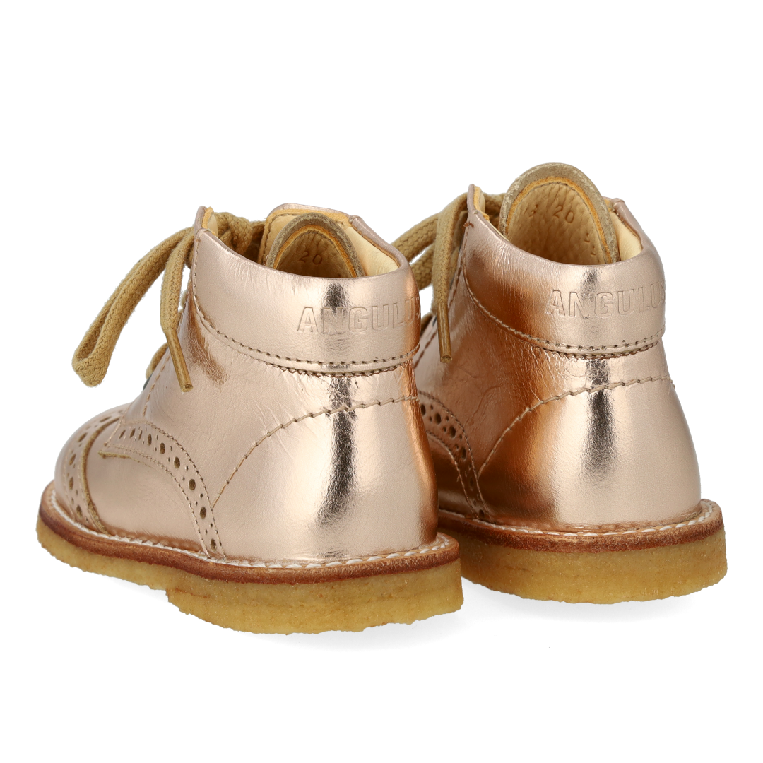 Classic lace-up shoe with brogue details