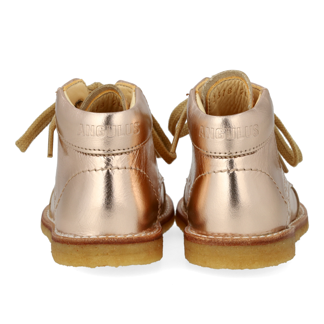 Classic lace-up shoe with brogue details