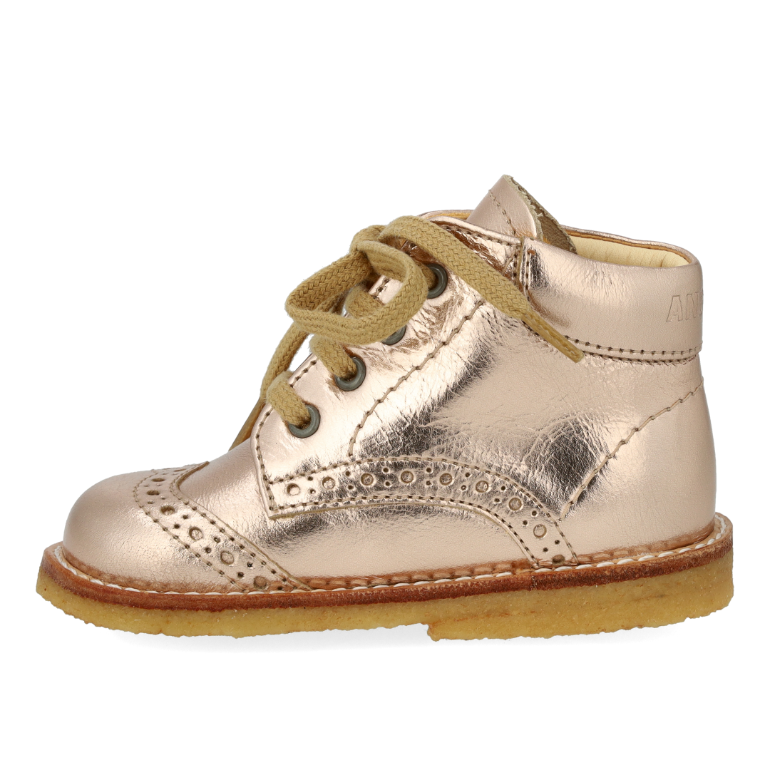 Classic lace-up shoe with brogue details