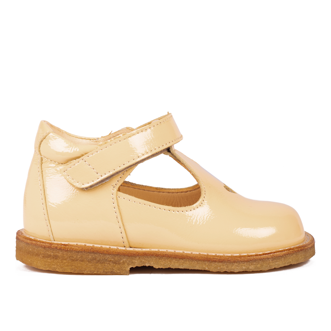 Classic tulle shoe with cut-out heart motif