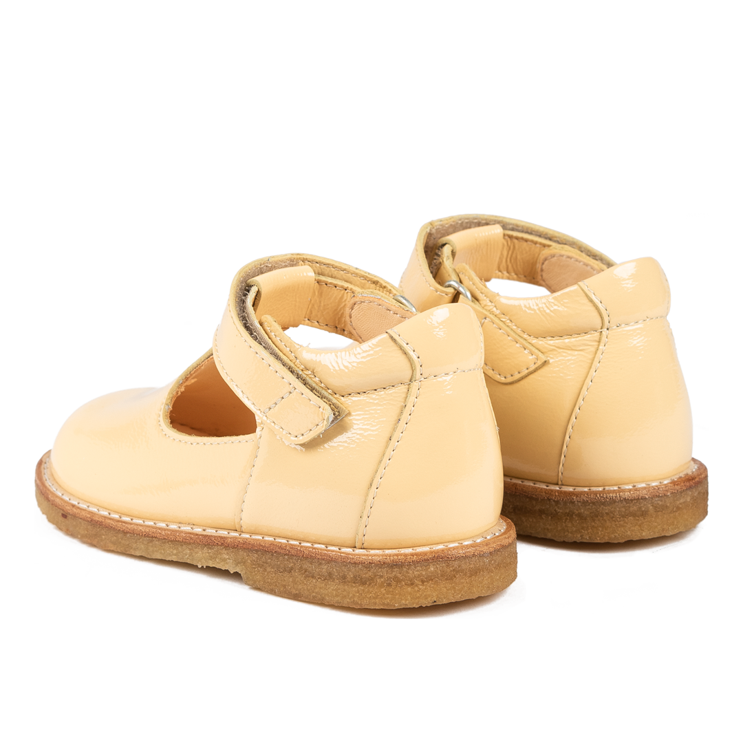 Classic tulle shoe with cut-out heart motif