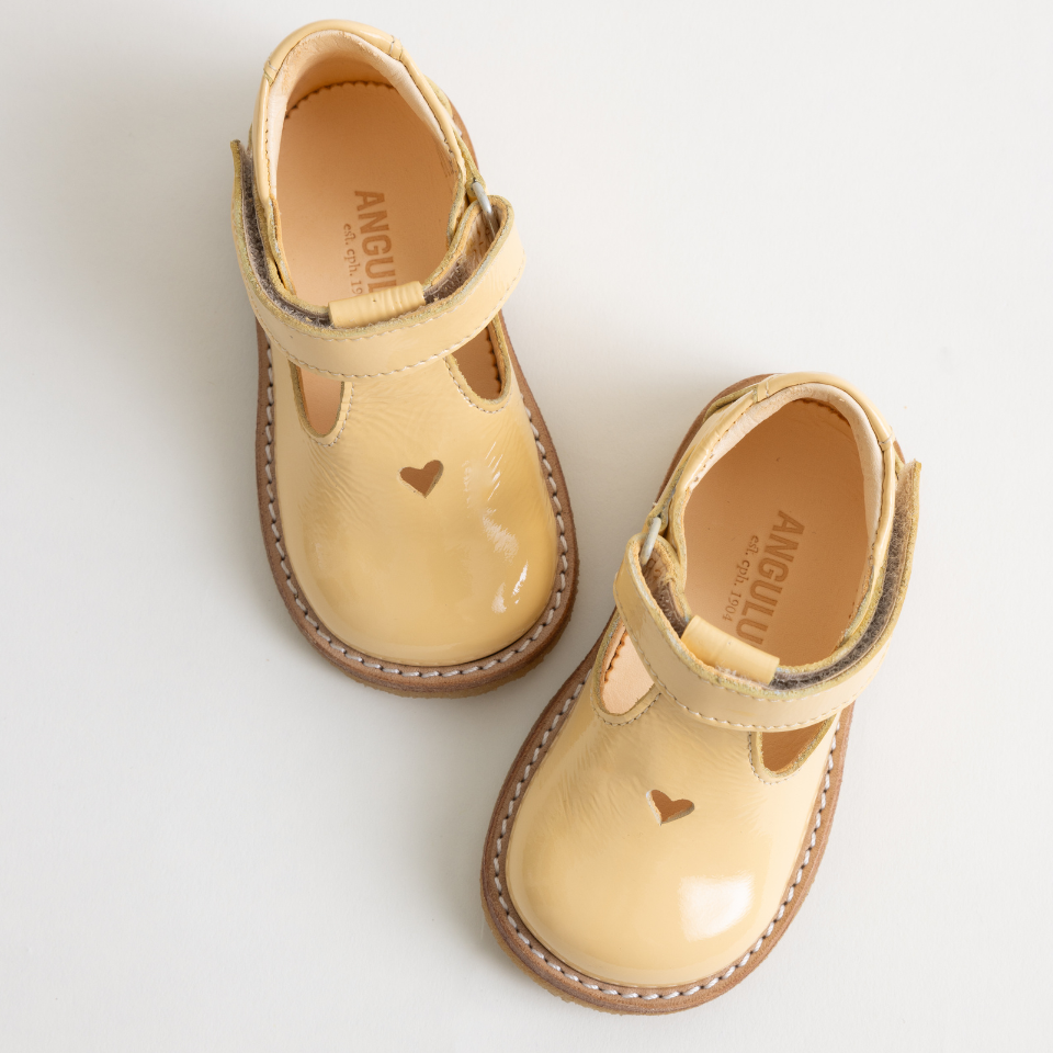 Classic tulle shoe with cut-out heart motif