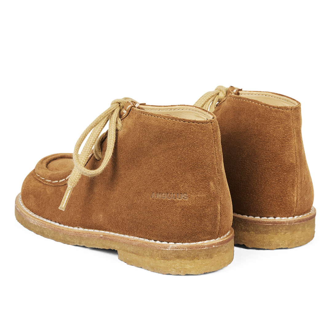 Lace-up shoes with decorative stitching