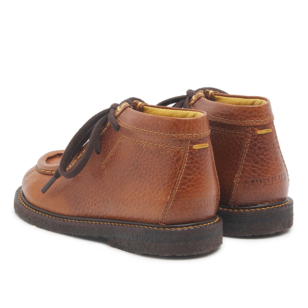 Lace-up shoes with contrast stitching