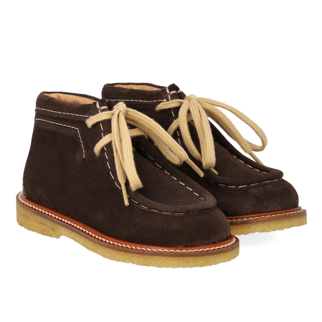 Lace-up shoes with contrast stitching