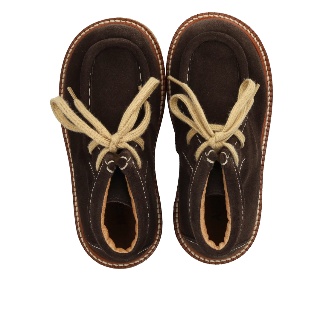 Lace-up shoes with contrast stitching