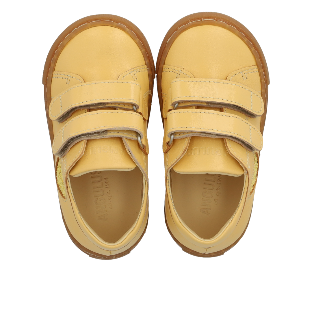 Toddler sneaker with sparkling glitter heart
