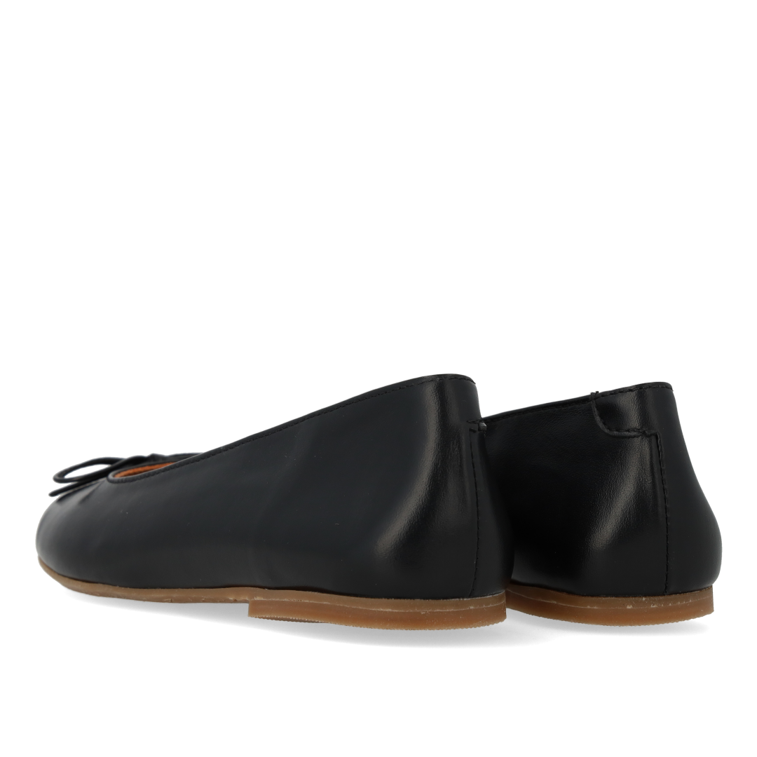 Leather ballerina with bow detail