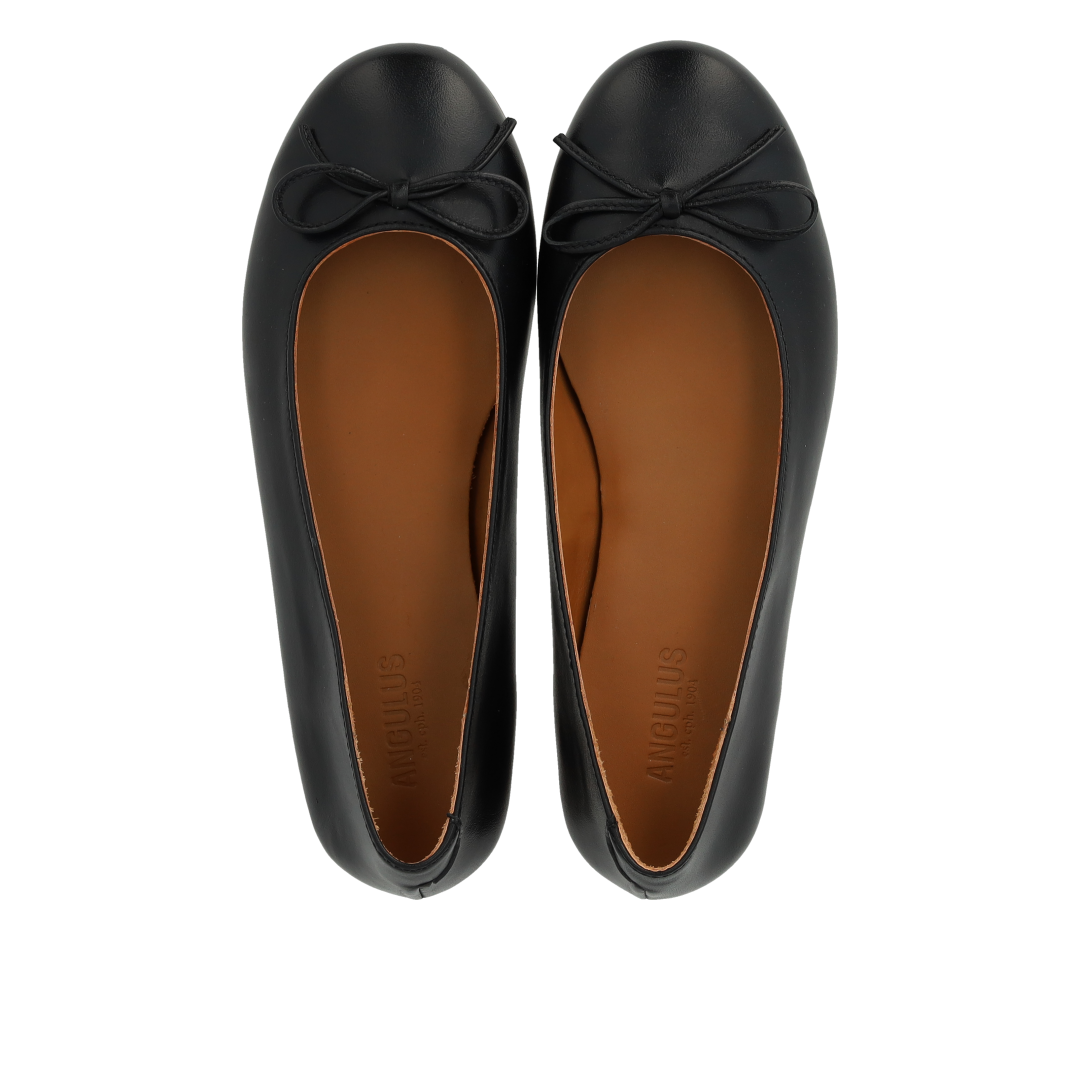 Leather ballerina with bow detail