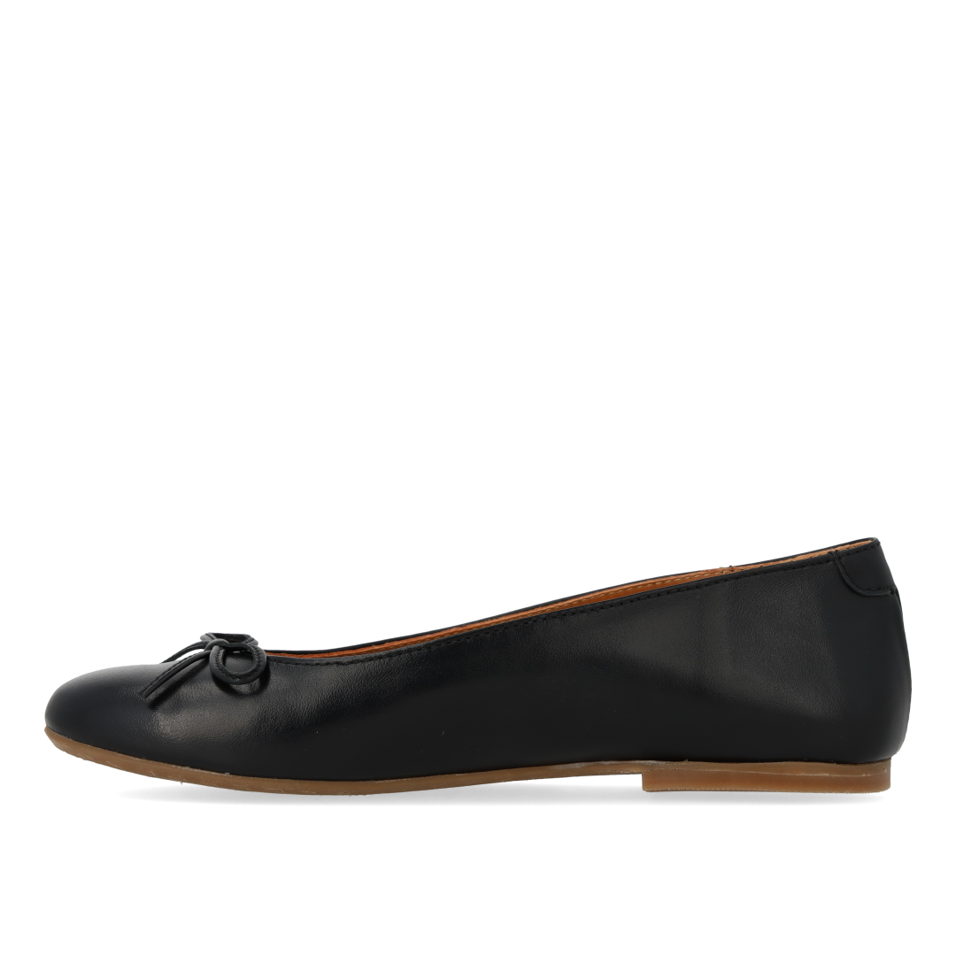 Leather ballerina with bow detail