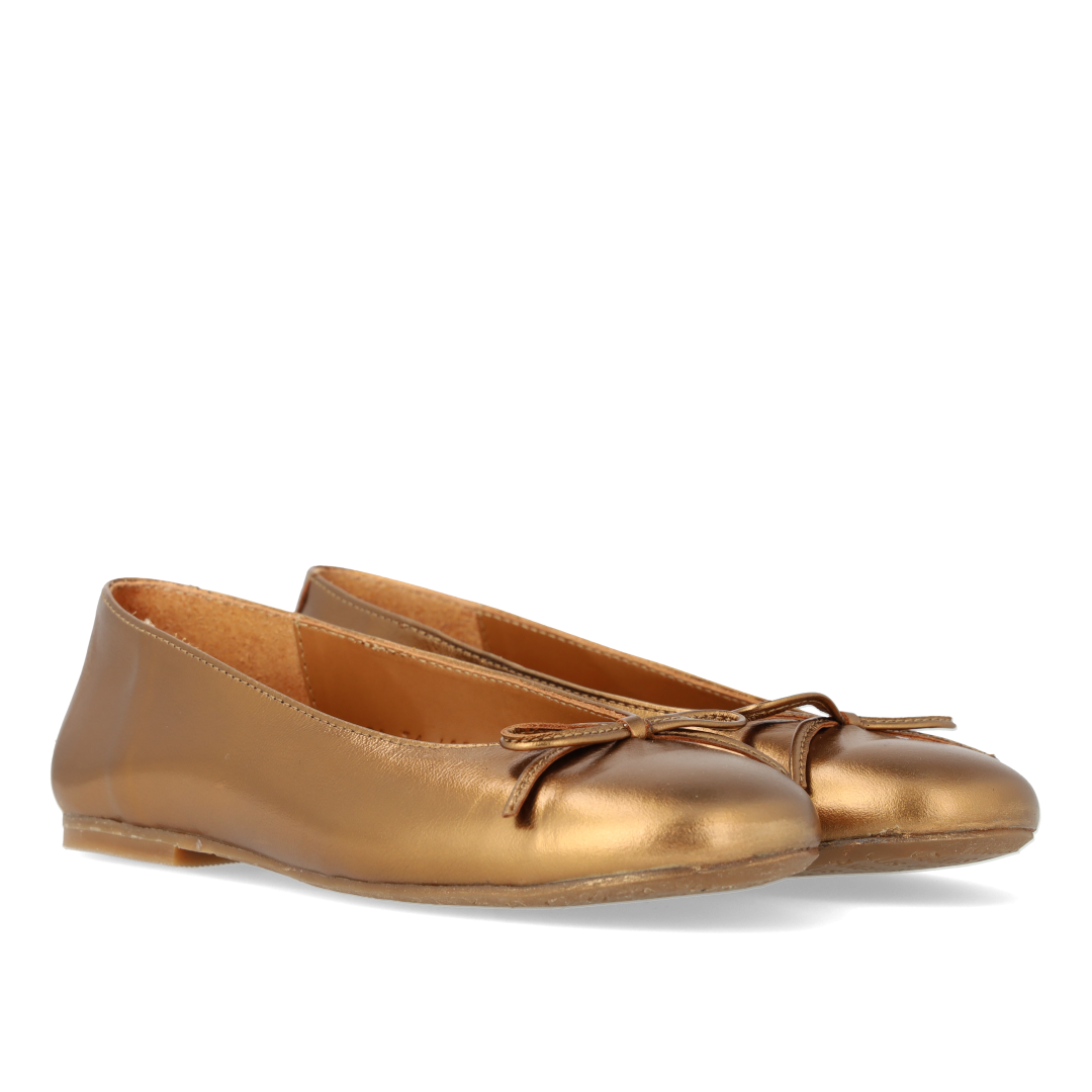 Leather ballerina with bow detail