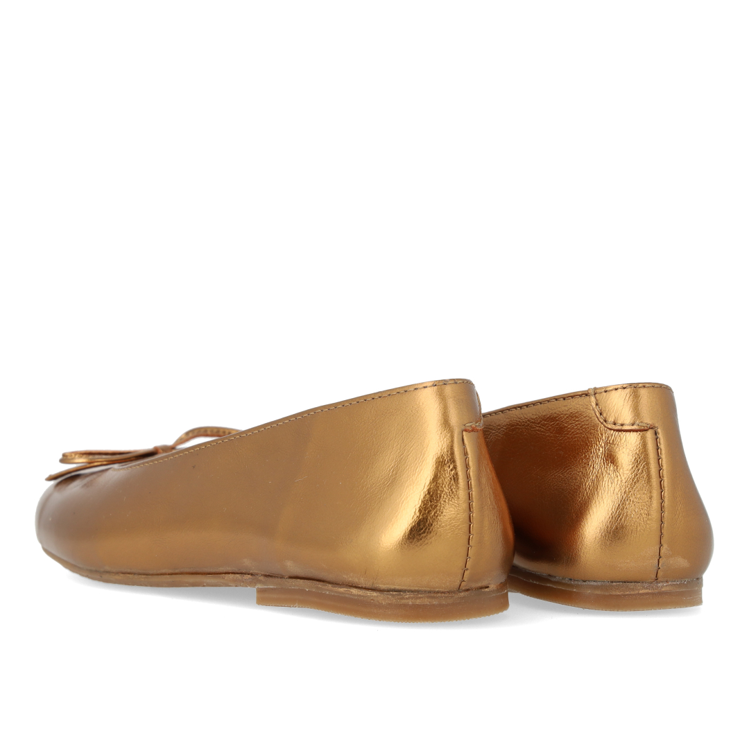 Leather ballerina with bow detail