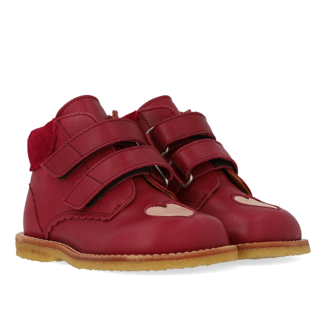 Toddler shoes with cut-out heart in contrasting color