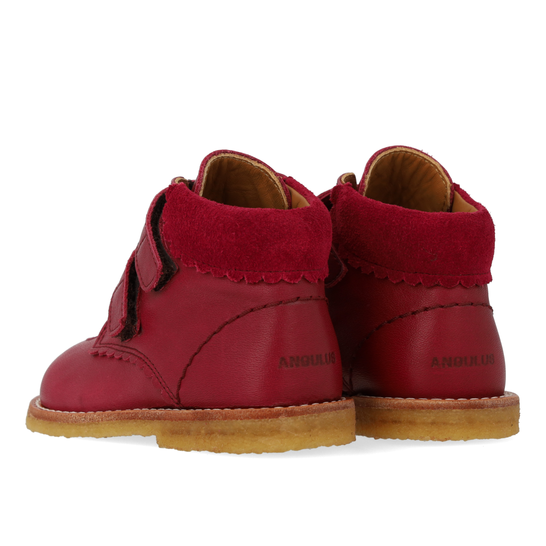 Toddler shoes with cut-out heart in contrasting color