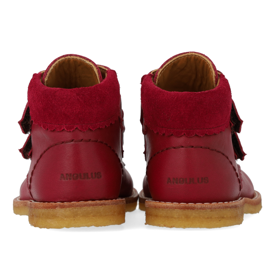 Toddler shoes with cut-out heart in contrasting color