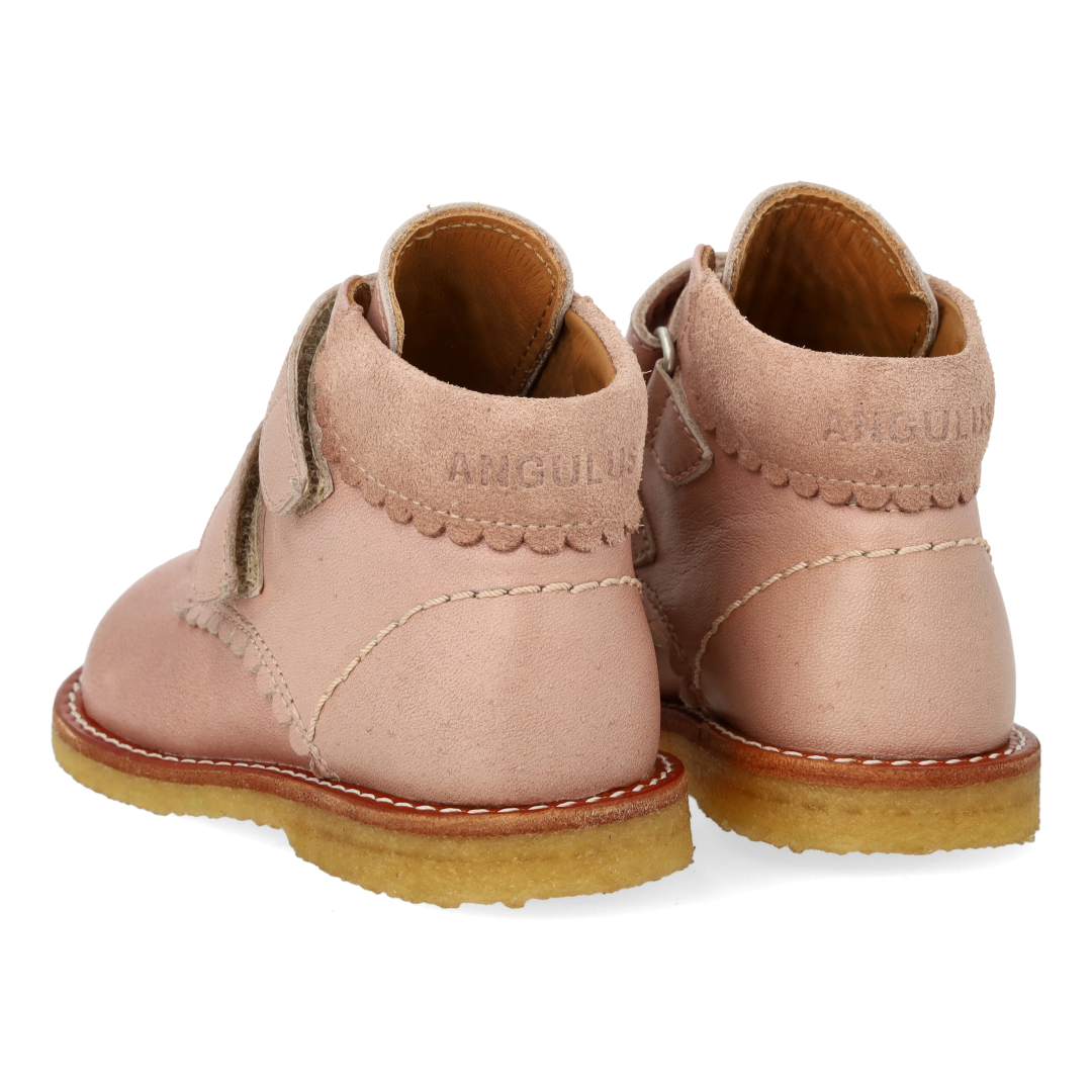 Toddler shoes with cut-out contrasting heart