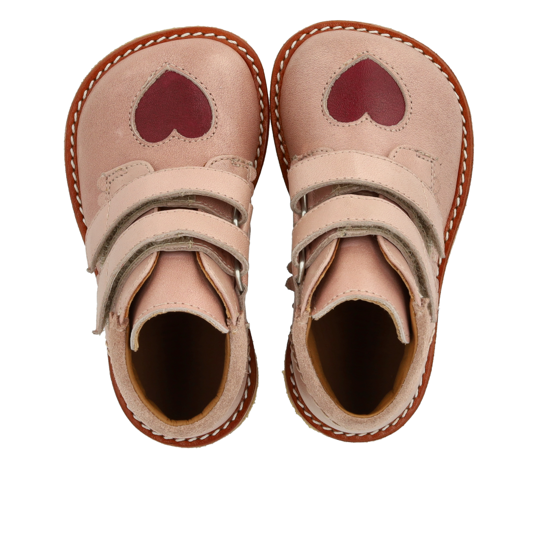 Toddler shoes with cut-out contrasting heart
