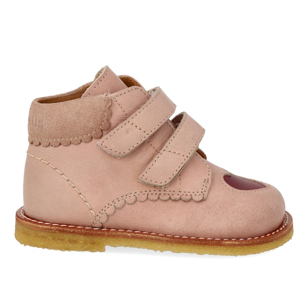 Toddler shoes with cut-out contrasting heart